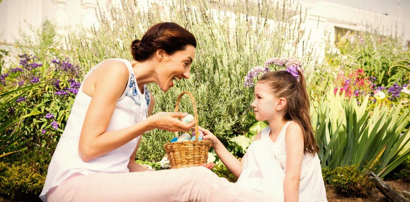 Mutter und Tochter, die Ostereier sammeln lizenzfreies stockfoto Mutter und Tochter, die Ostereier sammeln lizenzfreies stockfoto