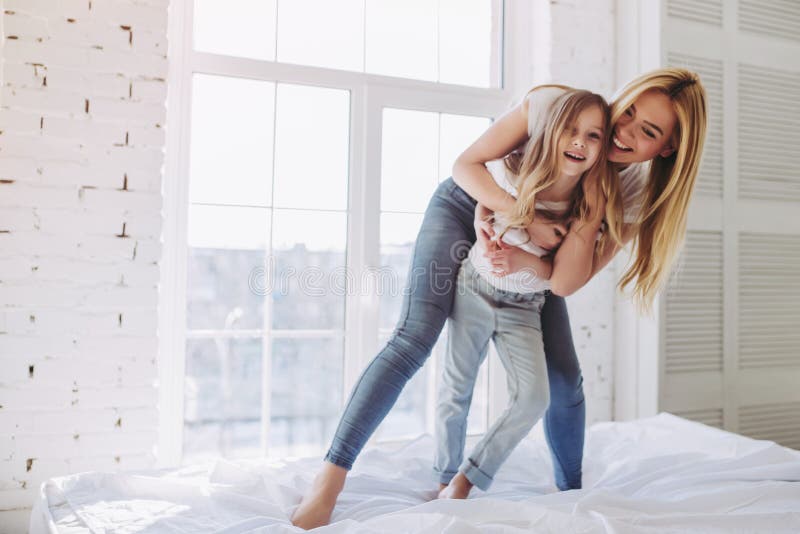 Mutter und Tochter, die Spaß zu Hause haben lizenzfreie stockbilder Mutter und Tochter, die Spaß zu Hause haben lizenzfreie stockbilder