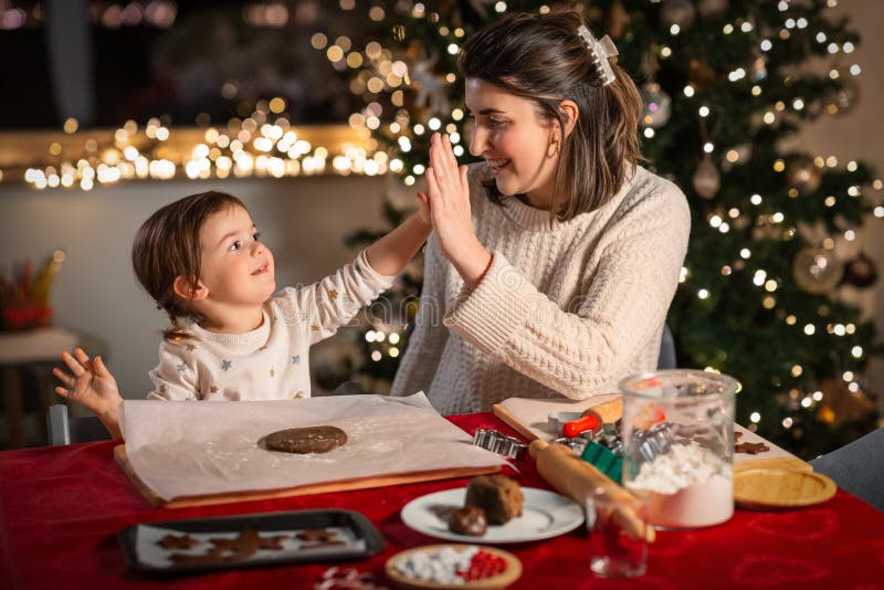 Mutter und Tochter, die zu Hause Lebkuchen machen lizenzfreie stockbilder