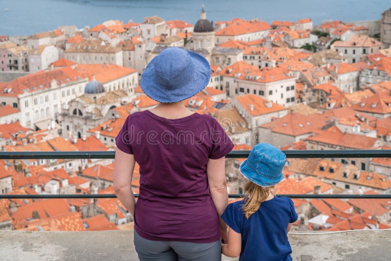 Mutter und Tochter in Dubrovnik lizenzfreie stockbilder Mutter und Tochter in Dubrovnik lizenzfreie stockbilder