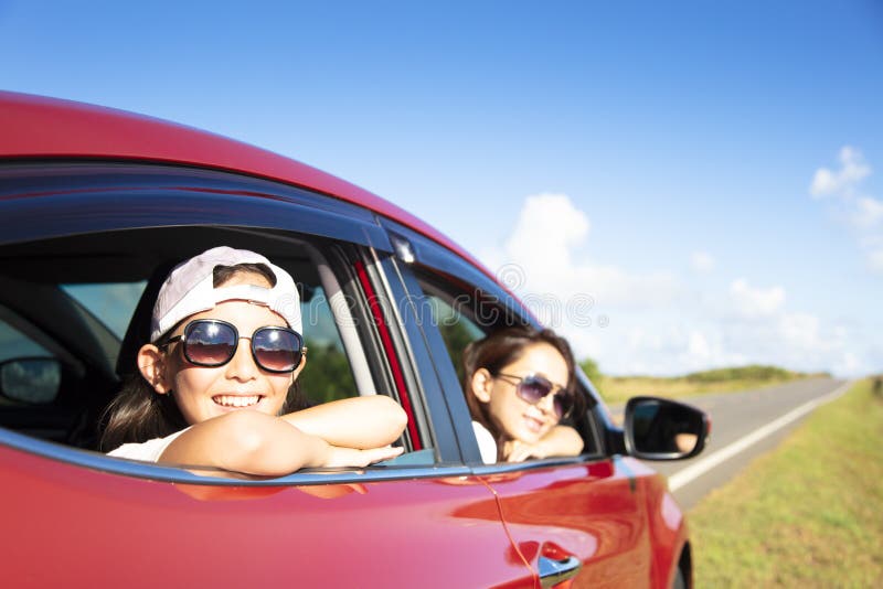 Mutter und Tochter genießen Autoreise lizenzfreies stockbild Mutter und Tochter genießen Autoreise lizenzfreies stockbild