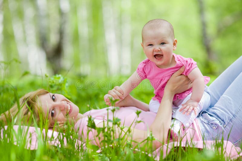 Mutter und Tochter im Birkenfrühlingspark lizenzfreies stockfoto Mutter und Tochter im Birkenfrühlingspark lizenzfreies stockfoto