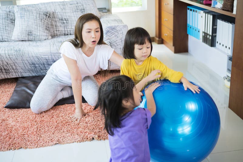 Mutter und Tochter lächeln sie sind mit einem großen Windball stockbild