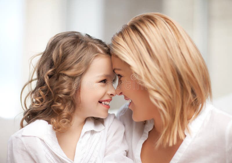 Mutter und Tochter streicheln lizenzfreies stockfoto
