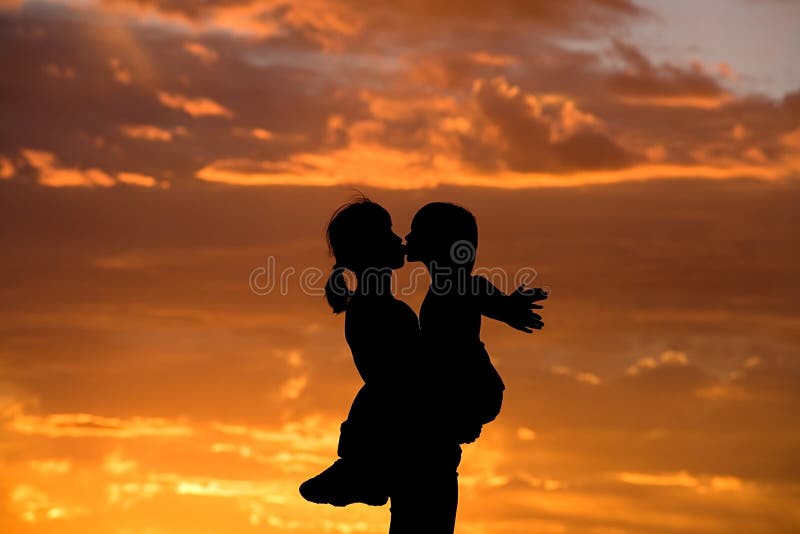 Mutter und Tochter teilen einen Kuss. stockbild Mutter und Tochter teilen einen Kuss. stockbild