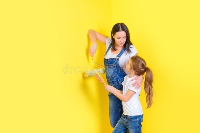 Mutter und Tochter wählen Farbe für malende Wände im Raum lizenzfreie stockfotos Mutter und Tochter wählen Farbe für malende Wände im Raum lizenzfreie stockfotos
