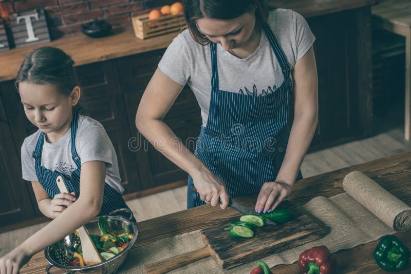 Mutter- und Tochterausschnitt und mischender Salat stockfoto Mutter- und Tochterausschnitt und mischender Salat stockfoto