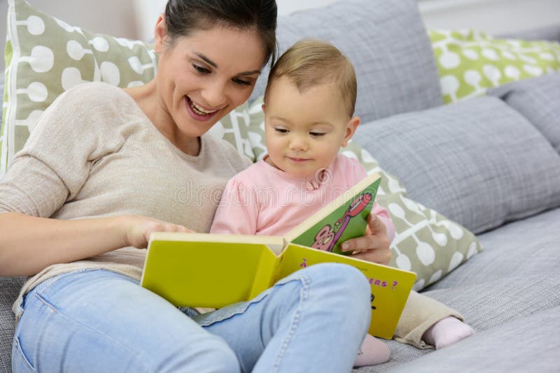 Mutter- und Tochterlesebabybuch lizenzfreie stockfotos Mutter- und Tochterlesebabybuch lizenzfreie stockfotos