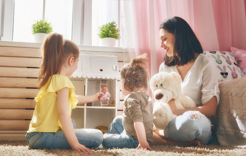 Mutter- und Tochterspiel mit Puppenhaus stockbilder Mutter- und Tochterspiel mit Puppenhaus stockbilder