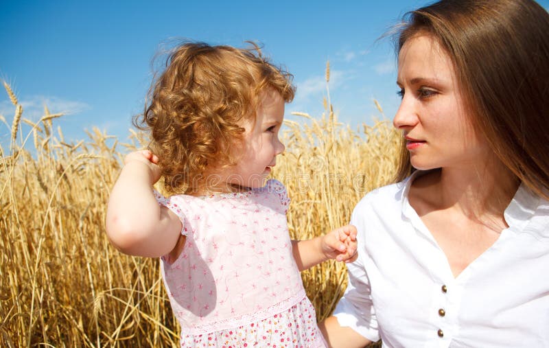 Mutter- und Tochterunterhaltung stockfotografie Mutter- und Tochterunterhaltung stockfotografie