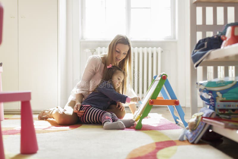 Mutter- und Tochterzeichnung im Raum lizenzfreie stockbilder Mutter- und Tochterzeichnung im Raum lizenzfreie stockbilder