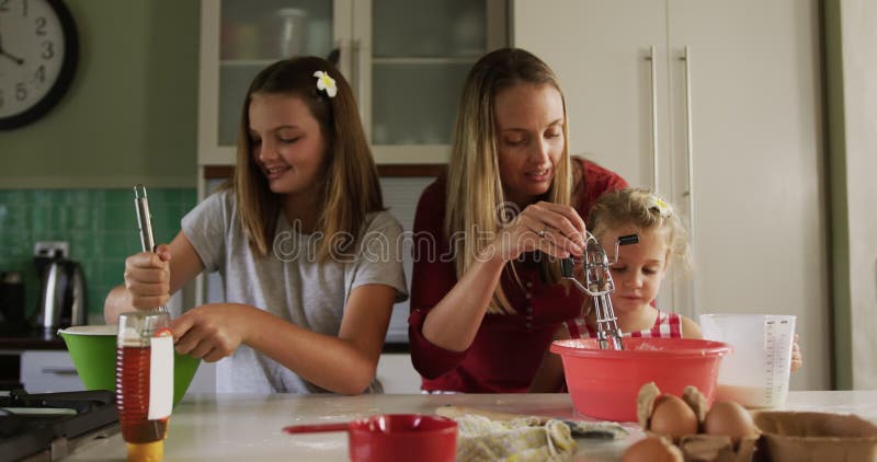Mutter Und Töchter, Die Gemeinsam Krepps Kochen. Stock Video - Video von flipping, nahrung: 173257249->