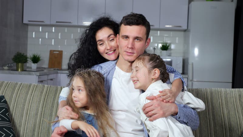 Mutter Und Töchter Laufen, Um Ihren Vater Zu Umarmen Und Fernzusehen Auf Dem Sofa Stock Video - Video von wohnung, freundlich: 267395505