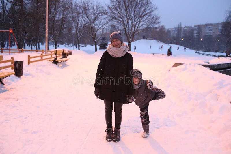 Mutterkinderspielparkwinter-Schneefreude stockfotos Mutterkinderspielparkwinter-Schneefreude stockfotos
