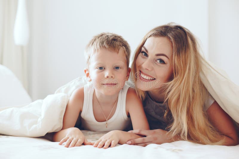 Mutter Mit Sohn Im Bett Mutter Mit Sohn Im Bett