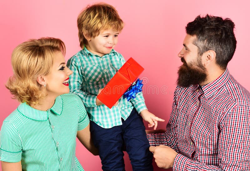 Muttertag oder -geburtstag. Sohn mit dem Vater, Mutter Urlaub gratuliert. glückliche Familie. Ehemann und Junge, die der Frau Gesc stockfotografie