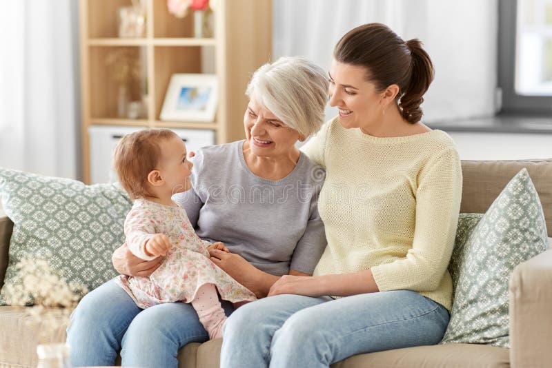 Muttertochter und -großmutter auf Sofa zu Hause lizenzfreie stockfotografie