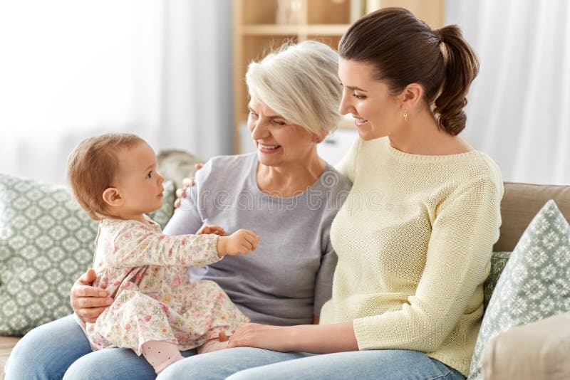 Muttertochter und -großmutter auf Sofa zu Hause stockfoto