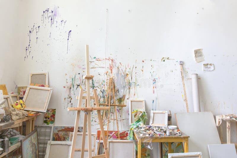 Muur in het binnenland van de kunstenaars` s studio, workshop