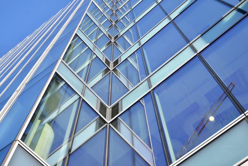 Muur kantoorgebouw gemaakt van staal en glas met blauwe lucht royalty-vrije stock afbeeldingen Muur kantoorgebouw gemaakt van staal en glas met blauwe lucht royalty-vrije stock afbeeldingen