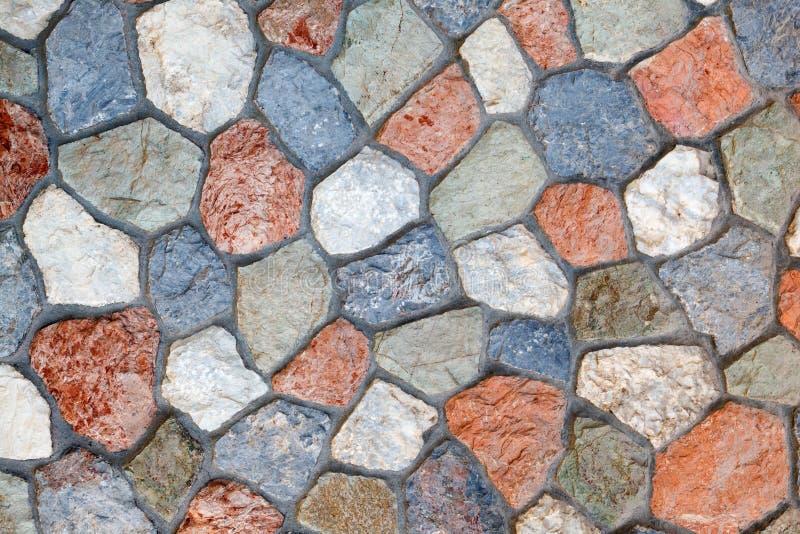 Muur van natuurlijke multi-colored steen van onregelmatige die vorm wordt door cement wordt verbonden gemaakt dat royalty-vrije stock fotografie Muur van natuurlijke multi-colored steen van onregelmatige die vorm wordt door cement wordt verbonden gemaakt dat royalty-vrije stock fotografie