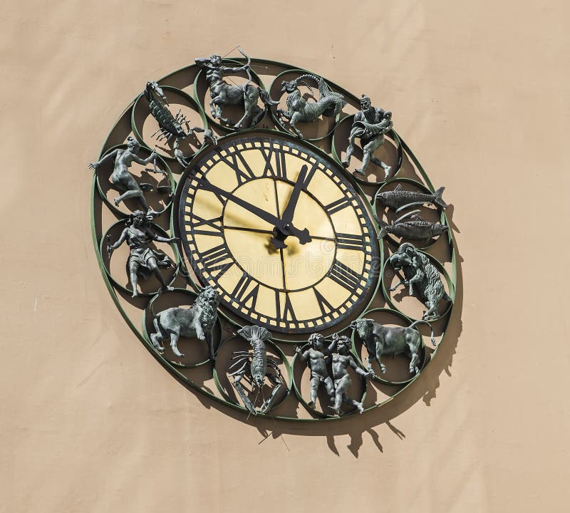 Muurklok met de tekens van de beeldjesdierenriem royalty-vrije stock fotografie Muurklok met de tekens van de beeldjesdierenriem royalty-vrije stock fotografie