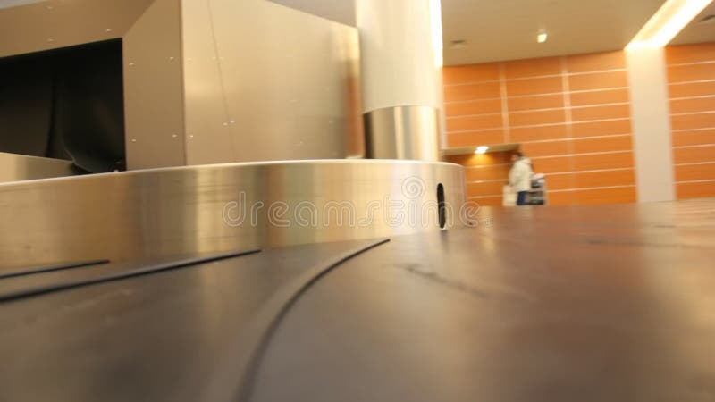 Muy cerca del cinturón de equipajes en movimiento almacen de video