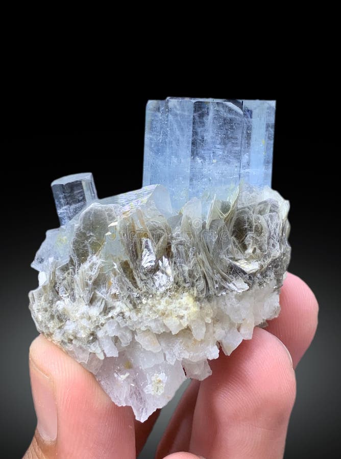 Muy hermoso acumarino var beryl crystal con matriz de muscovitas espécimen mineral de nagar pakistán. Muy hermoso acumarino var beryl crystal con matriz muscovita espécimen mineral de nagar pakistán aislado en fondo negro