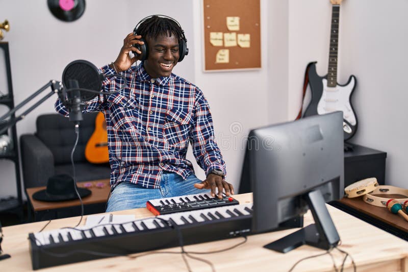 Muzician american african care are o sesiune DJ la studio muzical stock photos