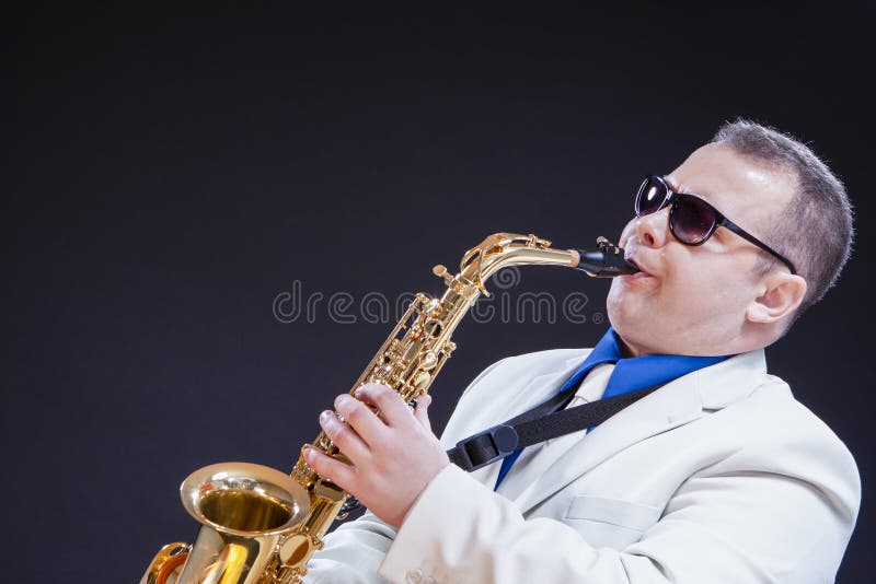 Muziekthema's en Ideeën Hartstochtelijke Kaukasische Rijpe Saxofonist stock fotografie Muziekthema's en Ideeën Hartstochtelijke Kaukasische Rijpe Saxofonist stock fotografie