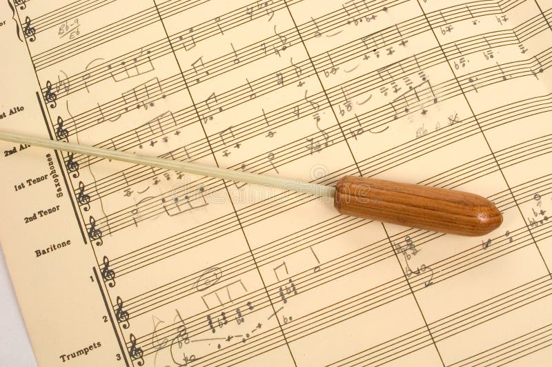 Muzikale Score met de Knuppel van de Leider stock fotografie Muzikale Score met de Knuppel van de Leider stock fotografie