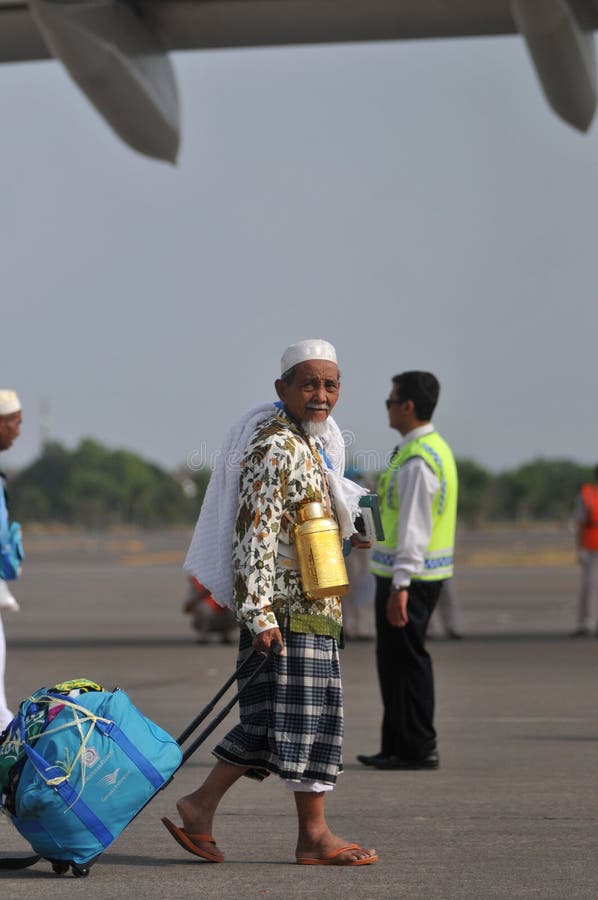 Muzułmańscy pielgrzymi przyjeżdżali w Indonezja po kończyli rocznego haj fotografia stock Muzułmańscy pielgrzymi przyjeżdżali w Indonezja po kończyli rocznego haj fotografia stock