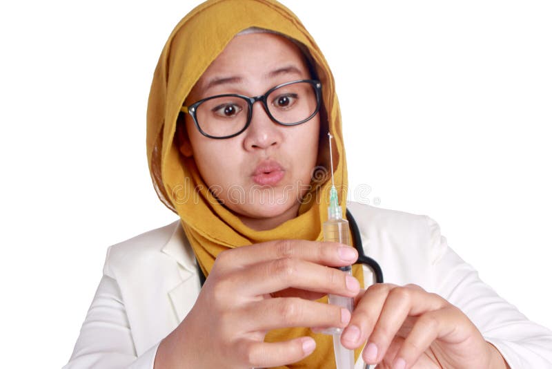 MuzuÅ‚maÅ„ska Kobieta Doktor Wstrzykiwanie WstrzykiwaÅ„ Strzykawka obrazy stock MuzuÅ‚maÅ„ska Kobieta Doktor Wstrzykiwanie WstrzykiwaÅ„ Strzykawka obrazy stock