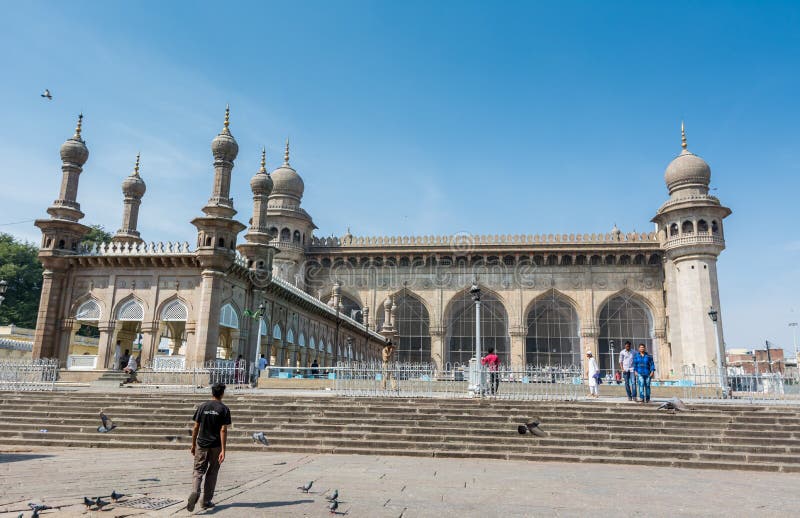 Muzułmańskie pielgrzymy wchodzące do mekca masjid meczet przeciwko niebieskiemu niebu i gołębie latające na niebie słynnym pomniki fotografia royalty free