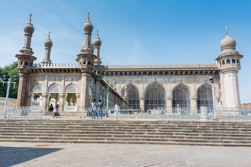 Muzułmańskie pielgrzymy wchodzące do mekca masjid meczet przeciwko niebieskiemu niebu i gołębie latające na niebie słynnym pomniki obraz royalty free