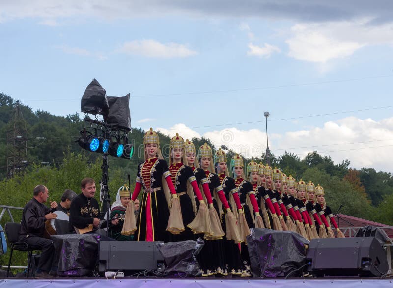 Muzycy i żeński skład stanu akademicki zespół ludowy taniec Adygeya Nalmes przy festiwalem czerkiesa chee zdjęcie stock