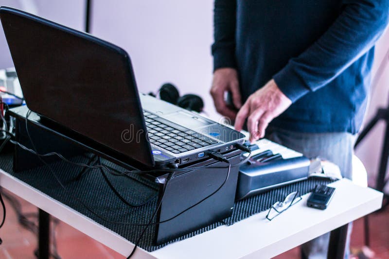 Muzyk bawić się pianino muzykalny wyposażenie laptop i mini pianino - obrazy stock
