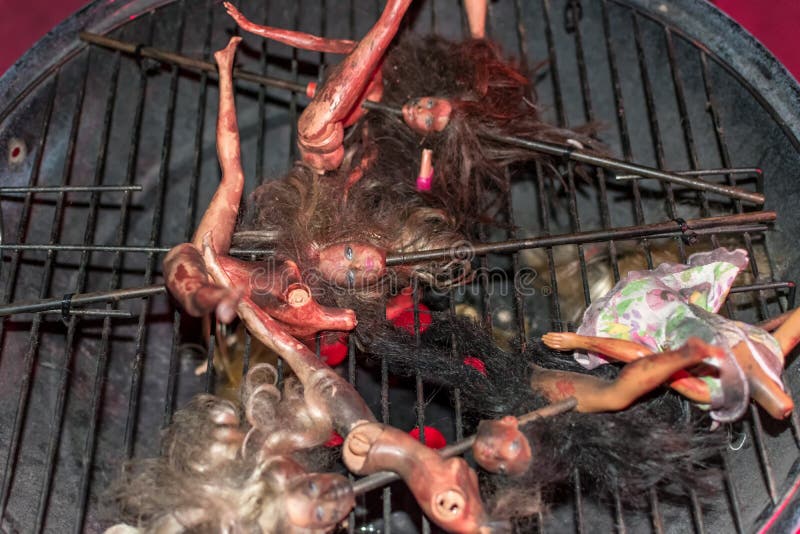 Muñecas de Barbie en la barbacoa fotografía de archivo libre de regalías Muñecas de Barbie en la barbacoa fotografía de archivo libre de regalías