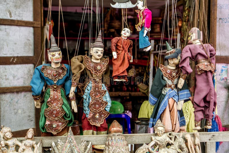 Muñecas tradicionales para la venta en el mercado - SE Asia fotografía de archivo Muñecas tradicionales para la venta en el mercado - SE Asia fotografía de archivo