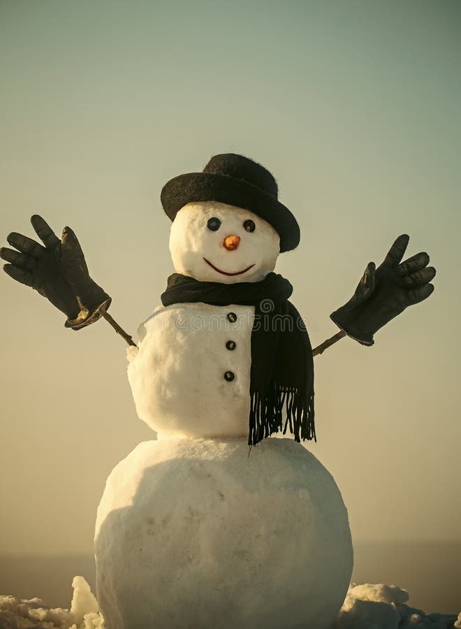 Muñeco de nieve alegre Caballero del muñeco de nieve en sombrero negro, bufanda y guantes del invierno imagen de archivo libre de regalías Muñeco de nieve alegre Caballero del muñeco de nieve en sombrero negro, bufanda y guantes del invierno imagen de archivo libre de regalías