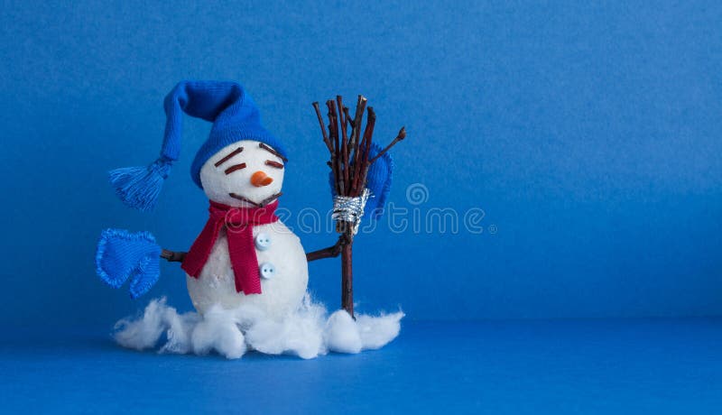 Muñeco de nieve cómico en fondo azul Carácter tradicional del muñeco de nieve de las vacaciones de invierno con las manoplas somb imagenes de archivo Muñeco de nieve cómico en fondo azul Carácter tradicional del muñeco de nieve de las vacaciones de invierno con las manoplas somb imagenes de archivo