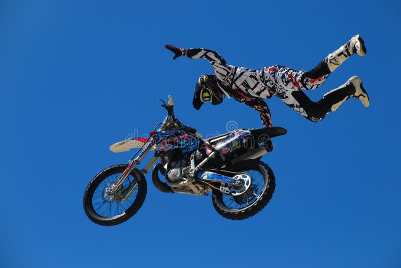 Um Cavaleiro Profissional Na Competição De FMX (motocross Do Estilo Livre)  Em Jogos Extremos De Barcelona Dos Esportes De LKXA Fotografia Editorial -  Imagem de transporte, livre: 57502362