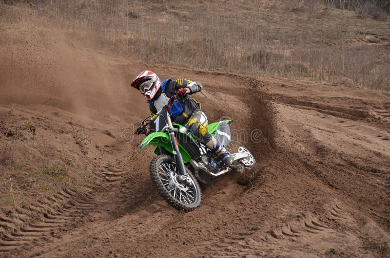 MX-Motorrad mit Reitertrieb aus einer Drehung heraus lizenzfreies stockfoto MX-Motorrad mit Reitertrieb aus einer Drehung heraus lizenzfreies stockfoto
