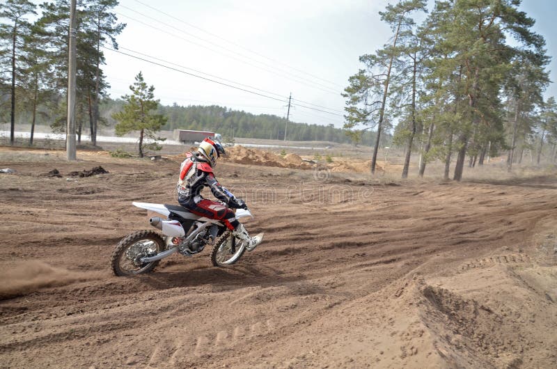 MX-Rennläufer auf dem Motorrad beschleunigt sich auf einem geraden Abschnitt San stockbilder MX-Rennläufer auf dem Motorrad beschleunigt sich auf einem geraden Abschnitt San stockbilder