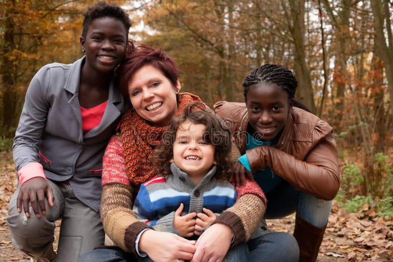 Familia feliz apoyo en Bosque 