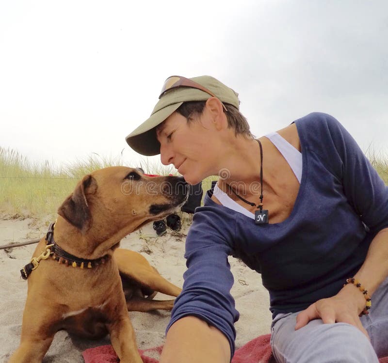 Il mio cane e me insieme sulla spiaggia.