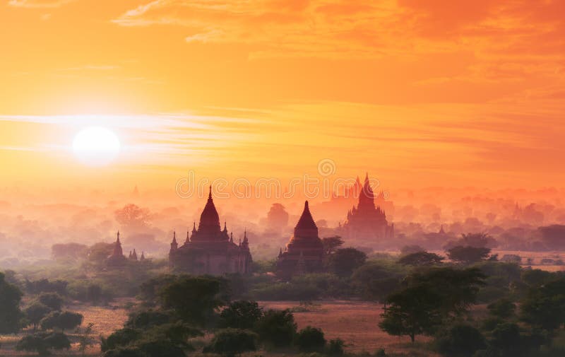 Myanmar Bagan dziejowy miejsce na magicznym zmierzchu Birma Azja