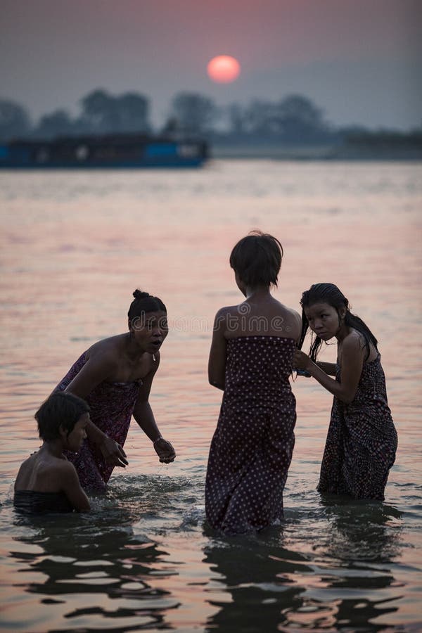 Myanmar - bain de matin à l'intérieur de rivière d'Irrawaddy photos stock Myanmar - bain de matin à l'intérieur de rivière d'Irrawaddy photos stock