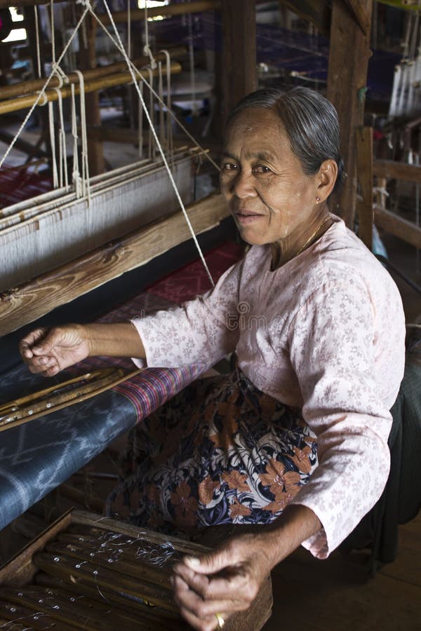 Myanmar-handwebstuhlfrau lizenzfreie stockfotos Myanmar-handwebstuhlfrau lizenzfreie stockfotos