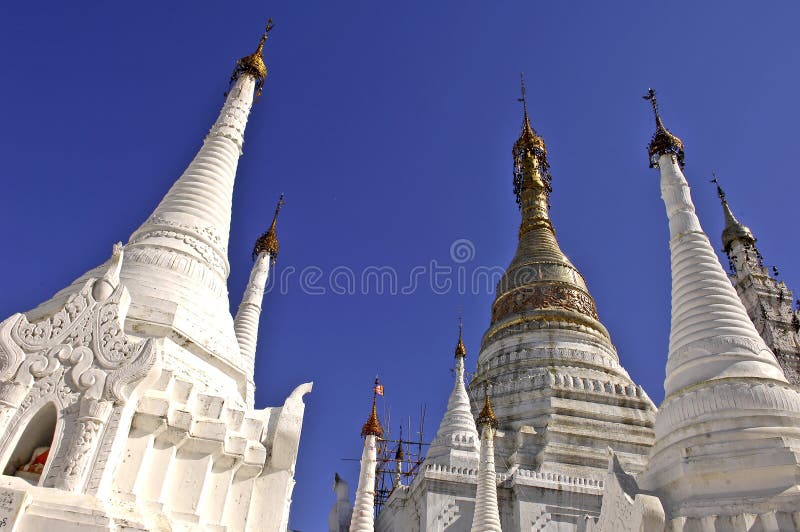 Myanmar, Inle Lake: stupas